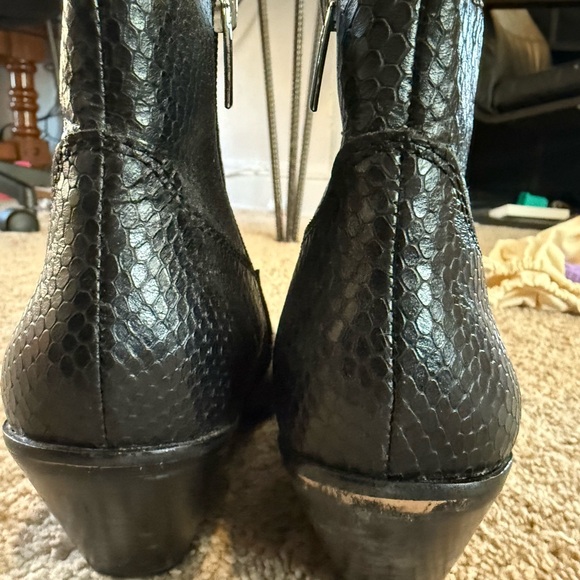 👢Vince Camuto Snake Embossed Pointed Toe Bootie - Size 8.5 - Picture 5 of 12